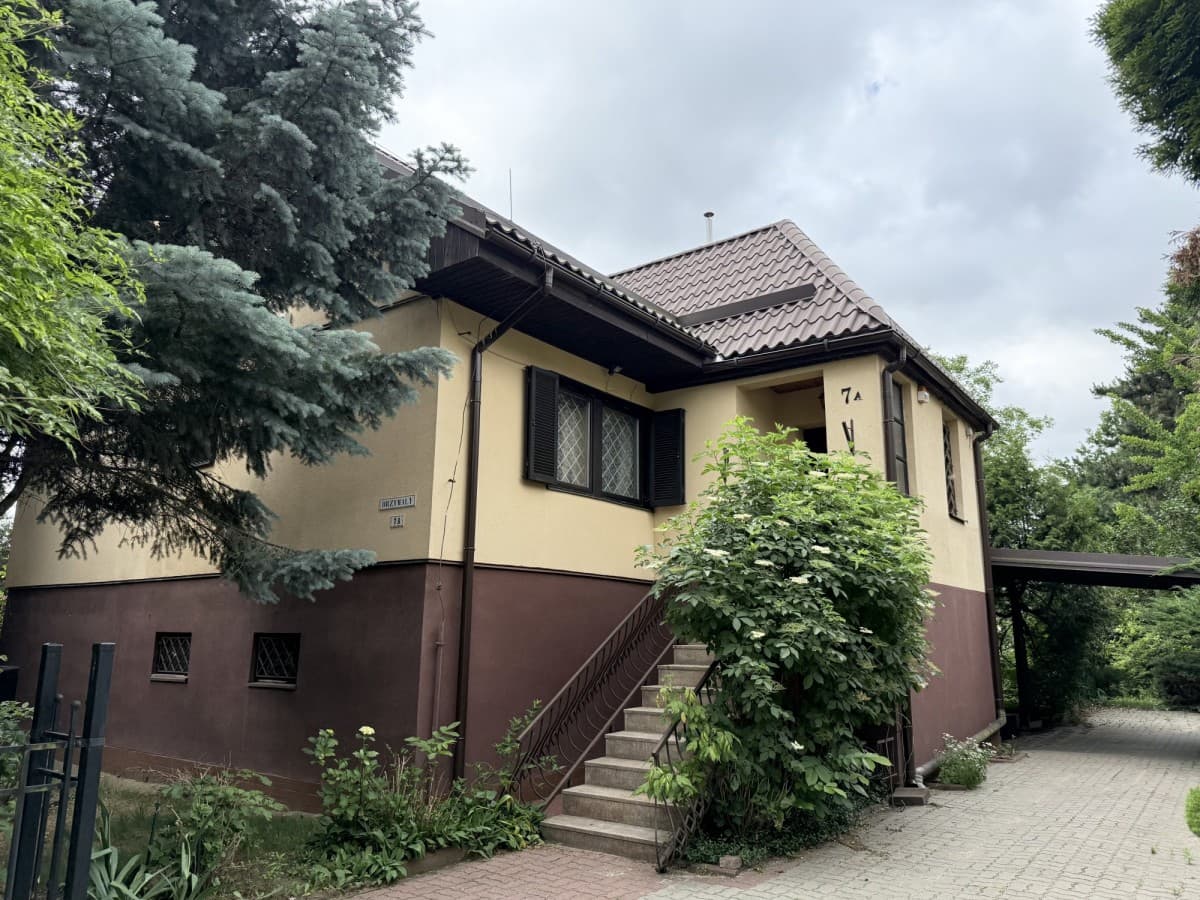 Detached house with independent service premises – 16