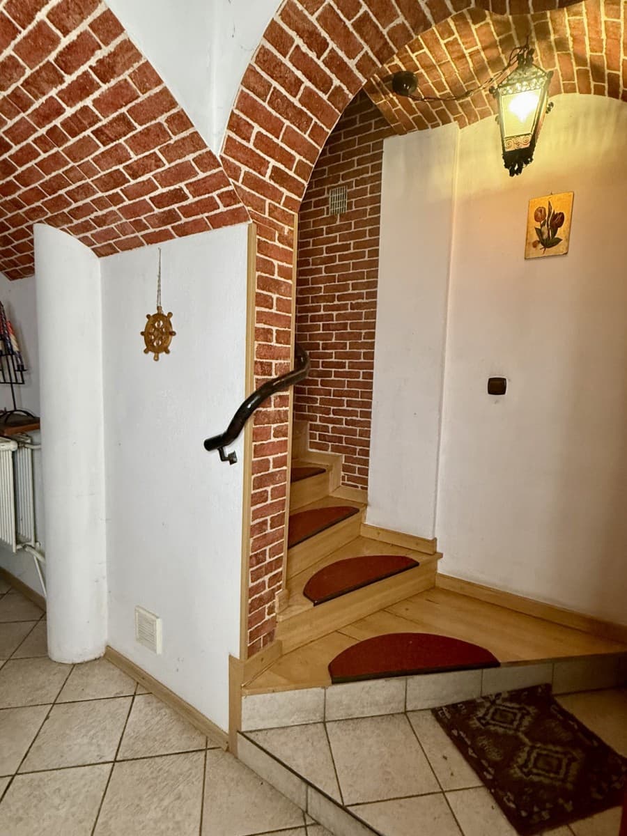 Detached house with independent service premises – 18
