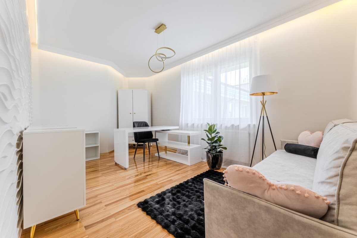 Newly renovated apartment with 4th room potential – 12