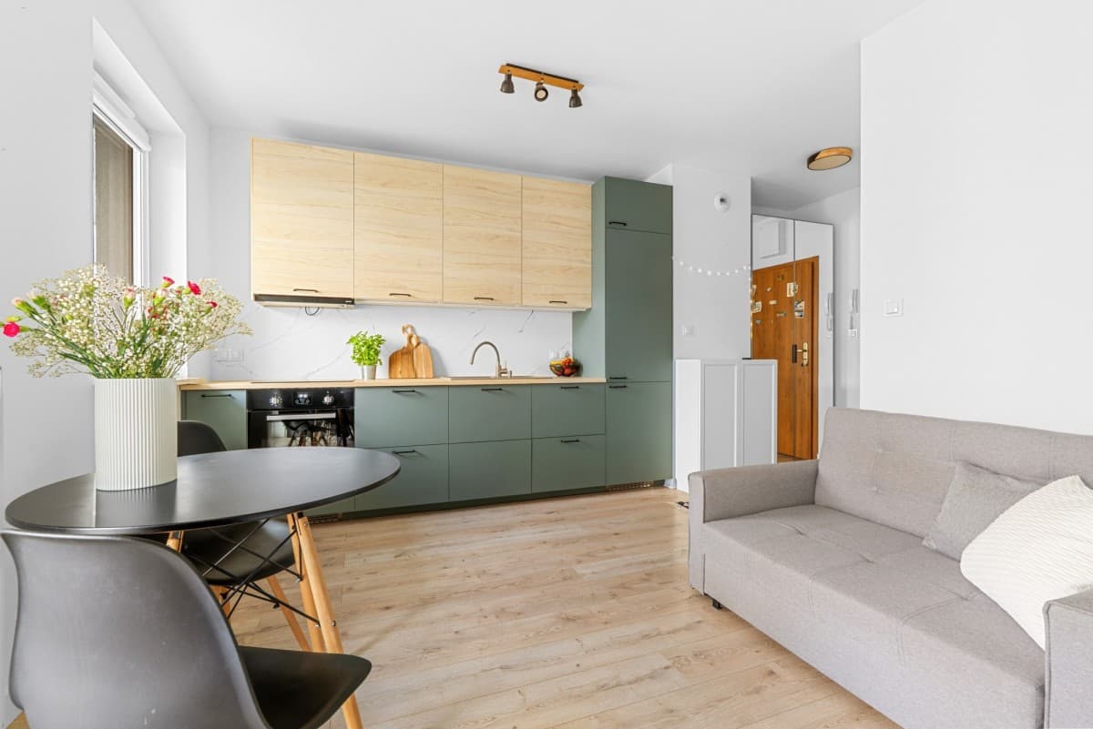 Fully equipped studio with balcony, near WKD station – 2