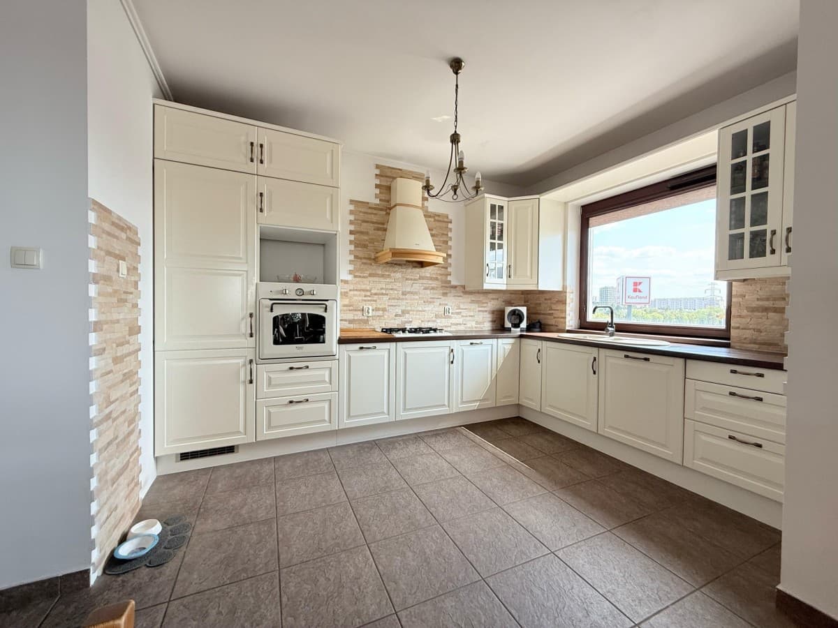 Spacious 2-level apartment in closed estate – 8