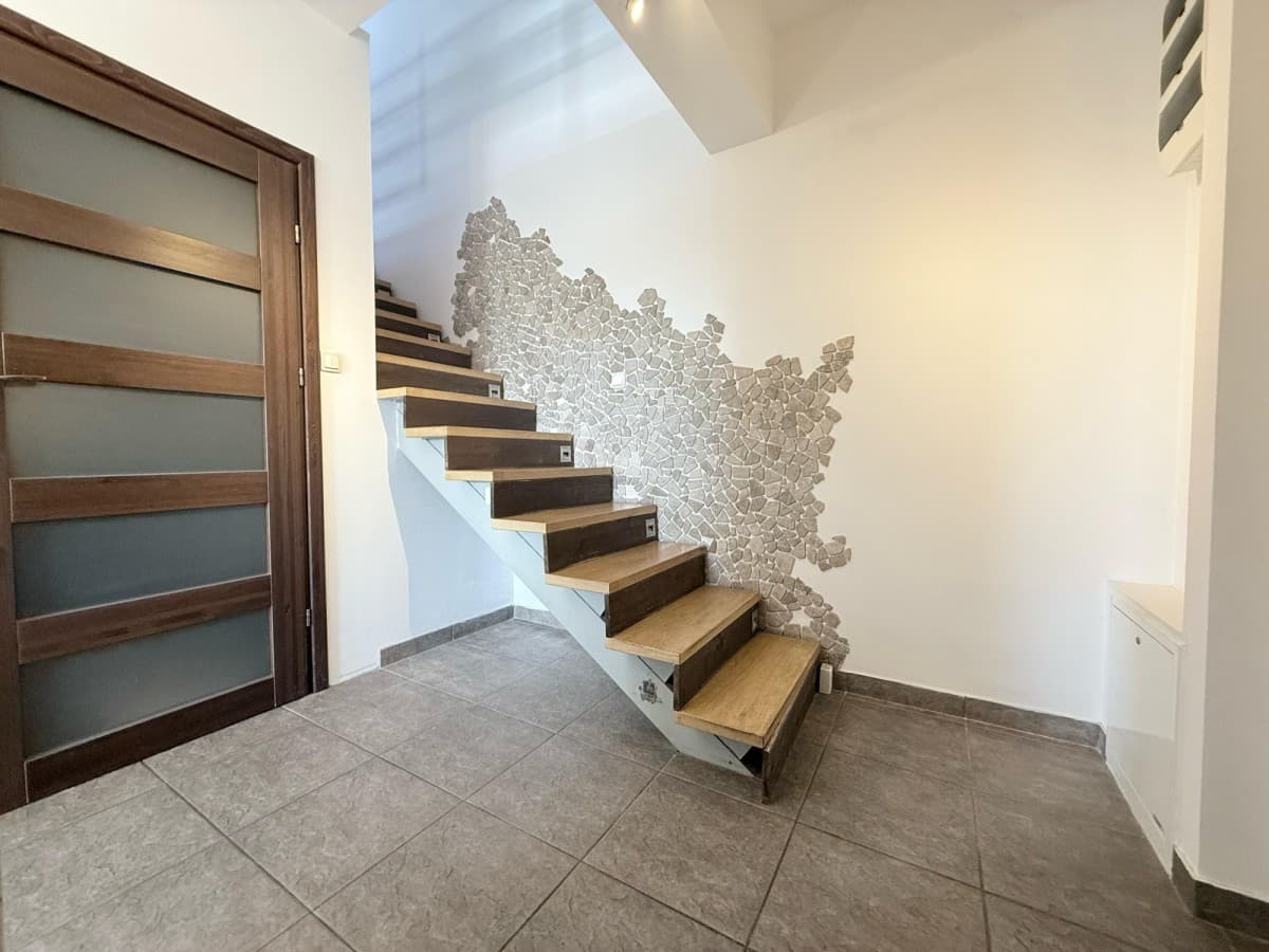 Spacious 2-level apartment in closed estate – 12