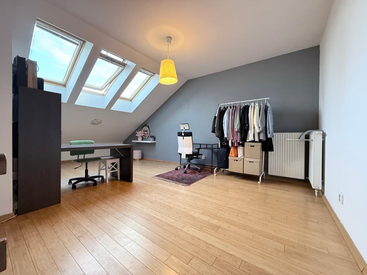 Spacious 2-level apartment in closed estate – 13