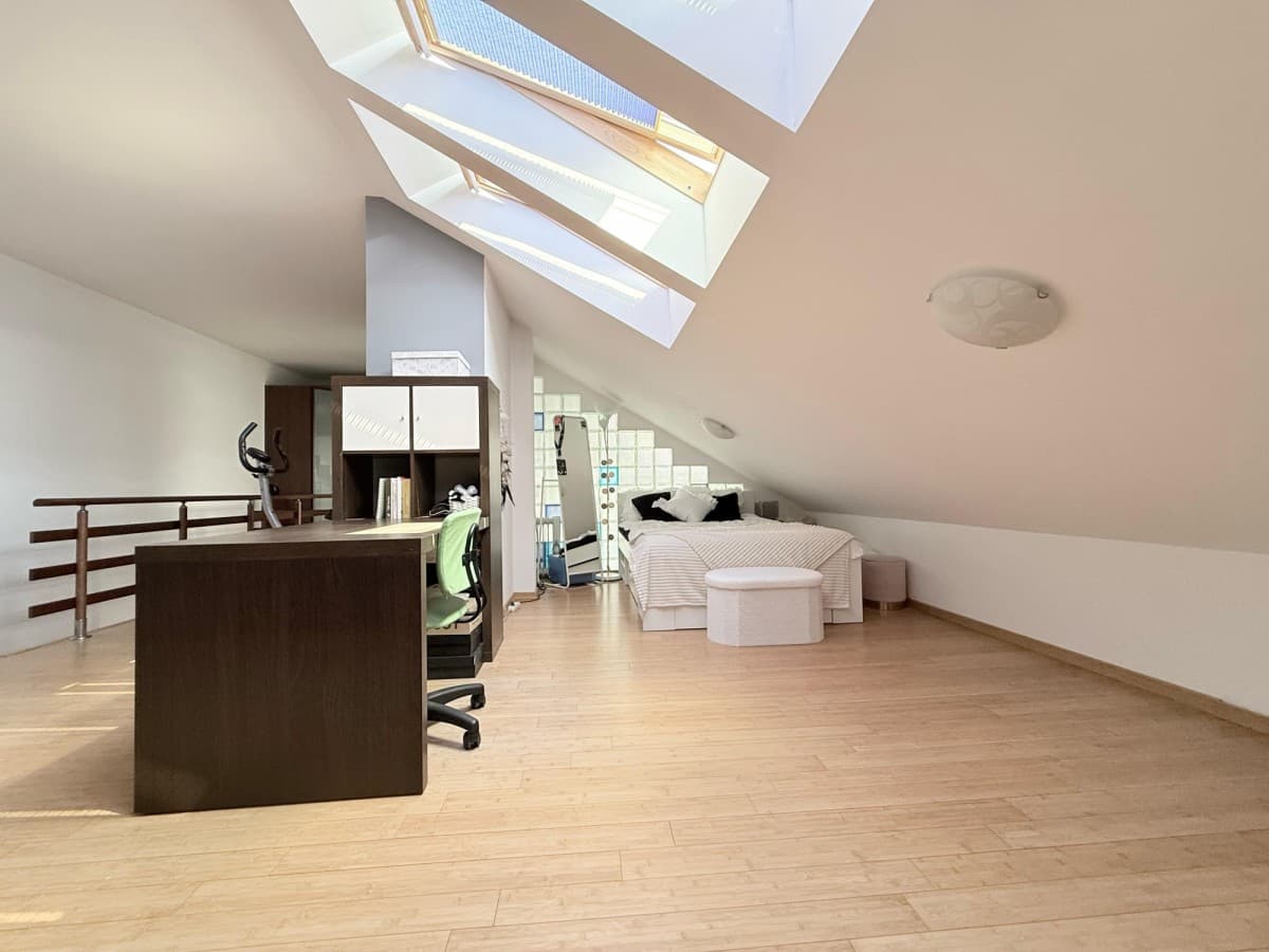 Spacious 2-level apartment in closed estate – 14