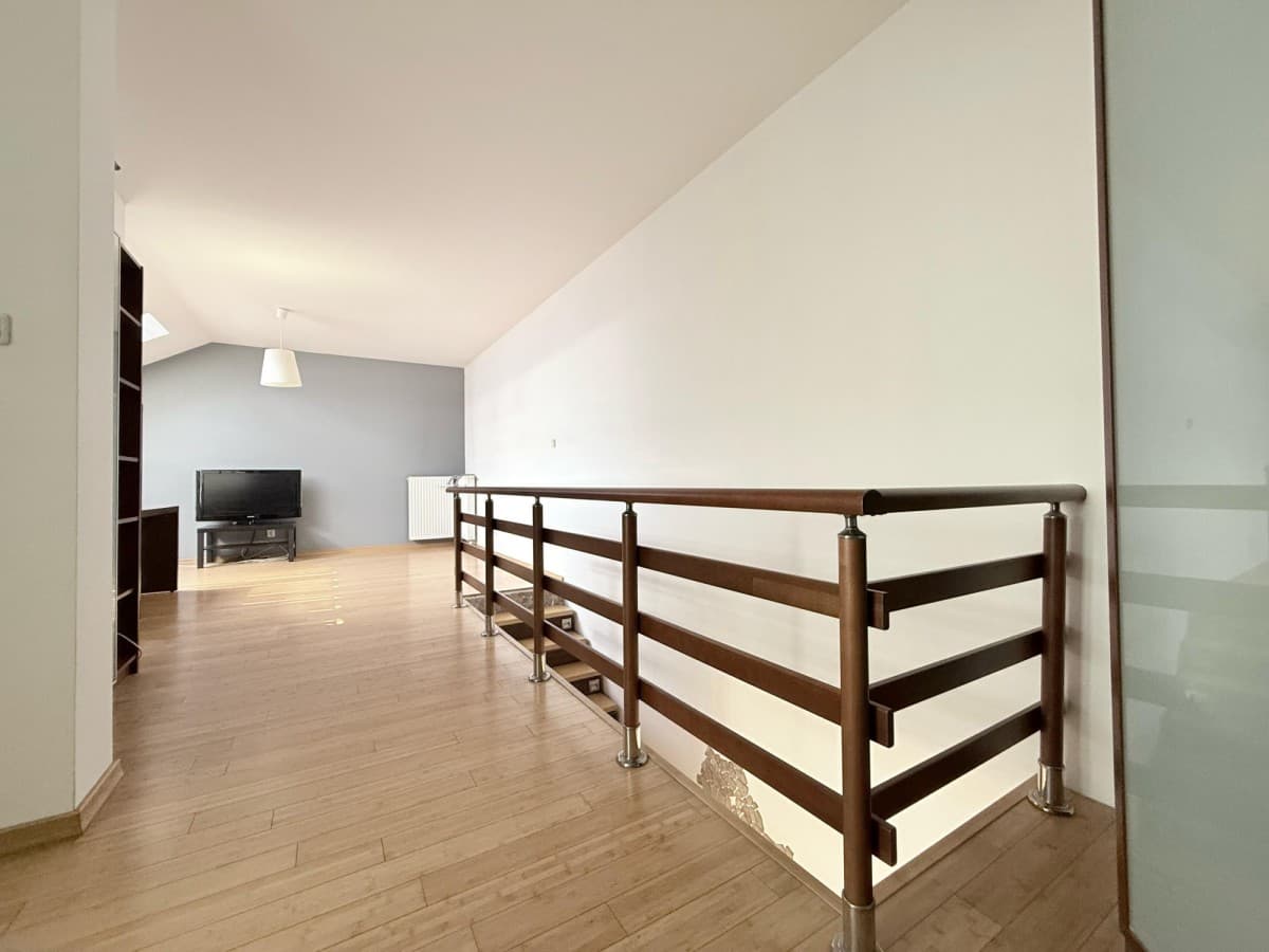 Spacious 2-level apartment in closed estate – 16
