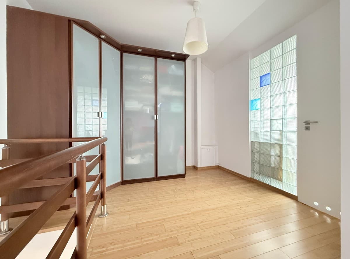 Spacious 2-level apartment in closed estate – 17