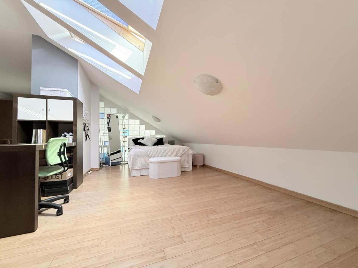 Spacious 2-level apartment in closed estate – 18