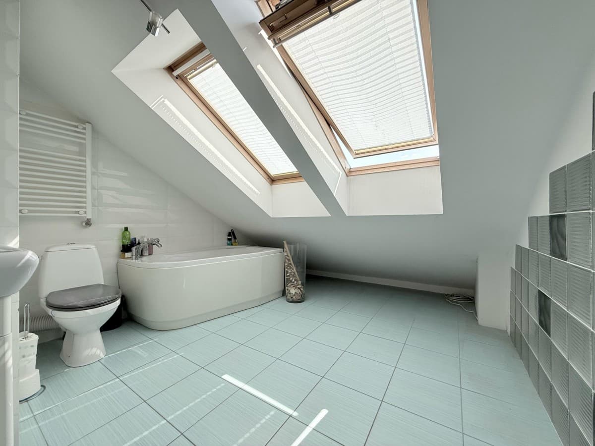 Spacious 2-level apartment in closed estate – 19