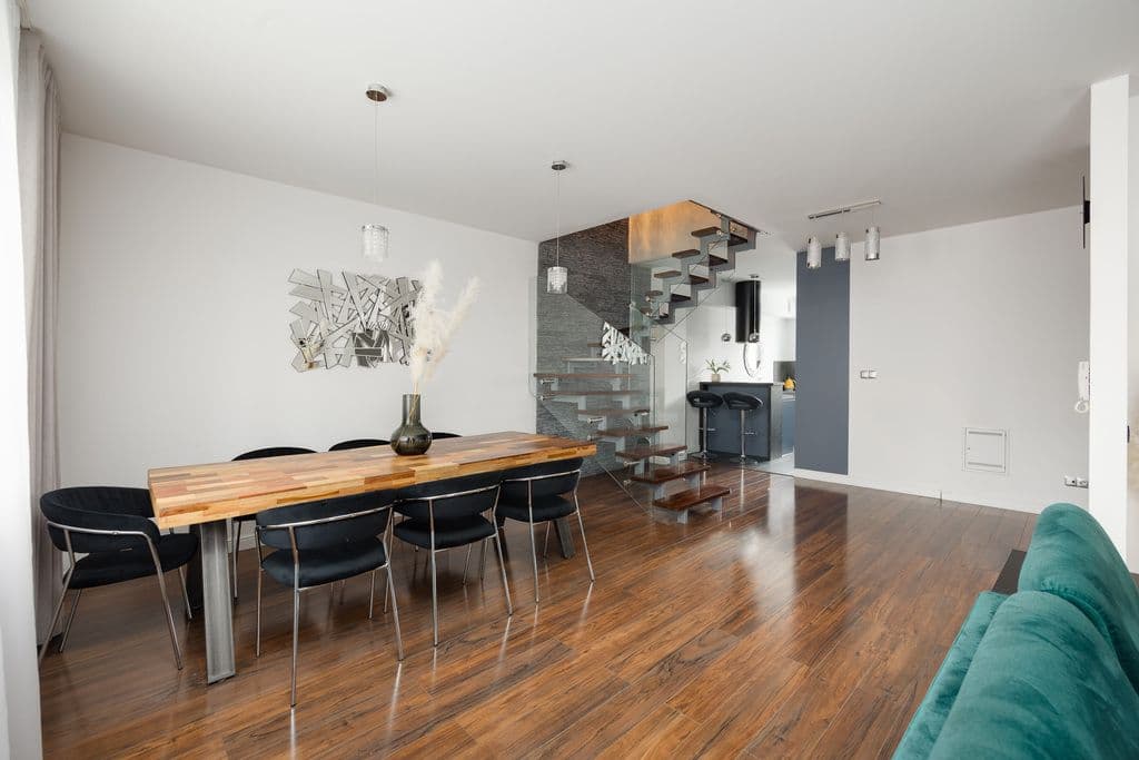 Spacious 6-room duplex with garden access – 2