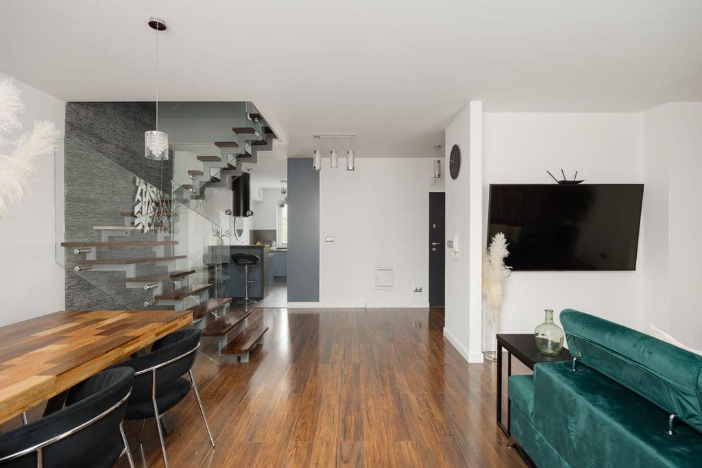 Spacious 6-room duplex with garden access – 3