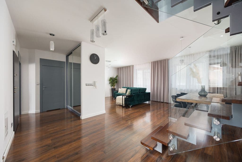 Spacious 6-room duplex with garden access – 5