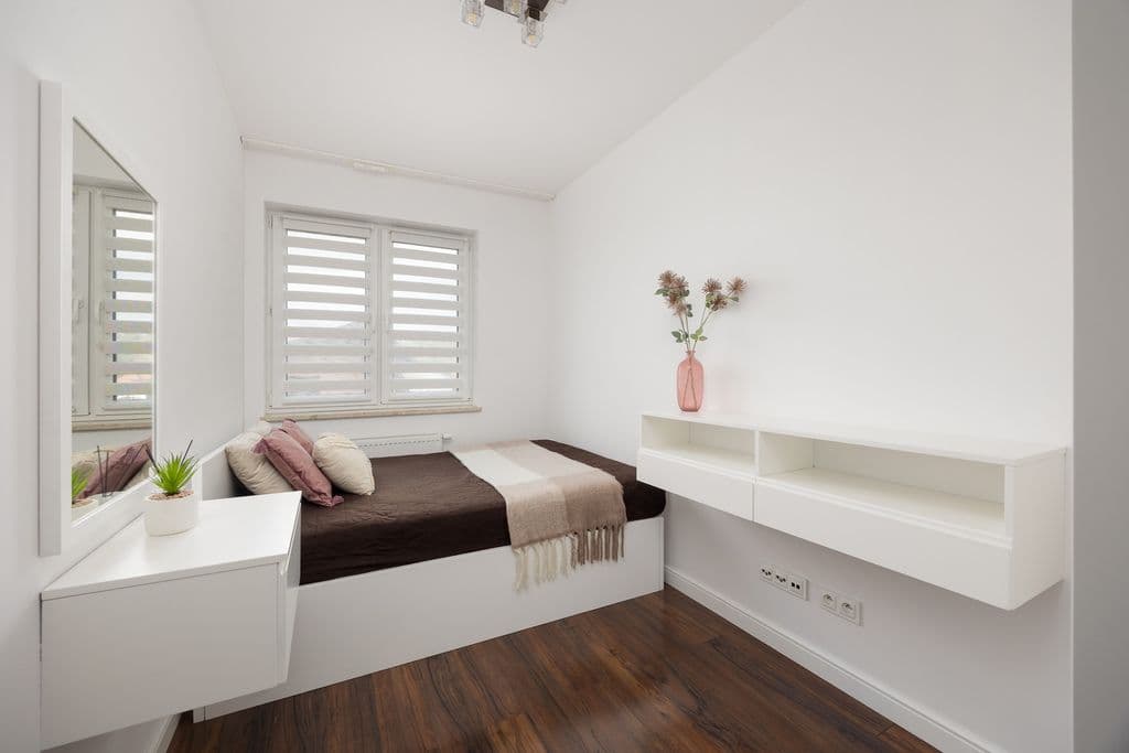 Spacious 6-room duplex with garden access – 10