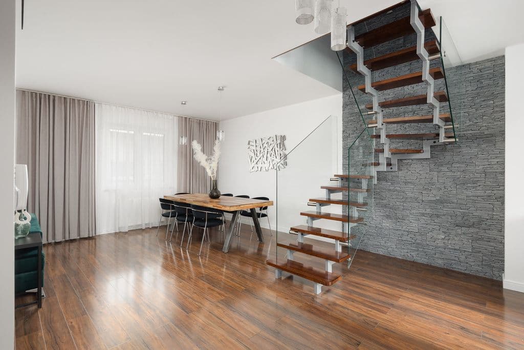 Spacious 6-room duplex with garden access – 23