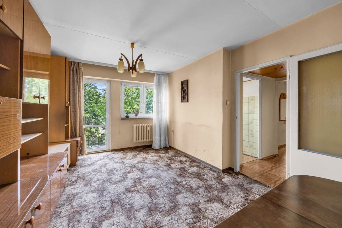 Renovation-ready apartment in tranquil Bielany – 4
