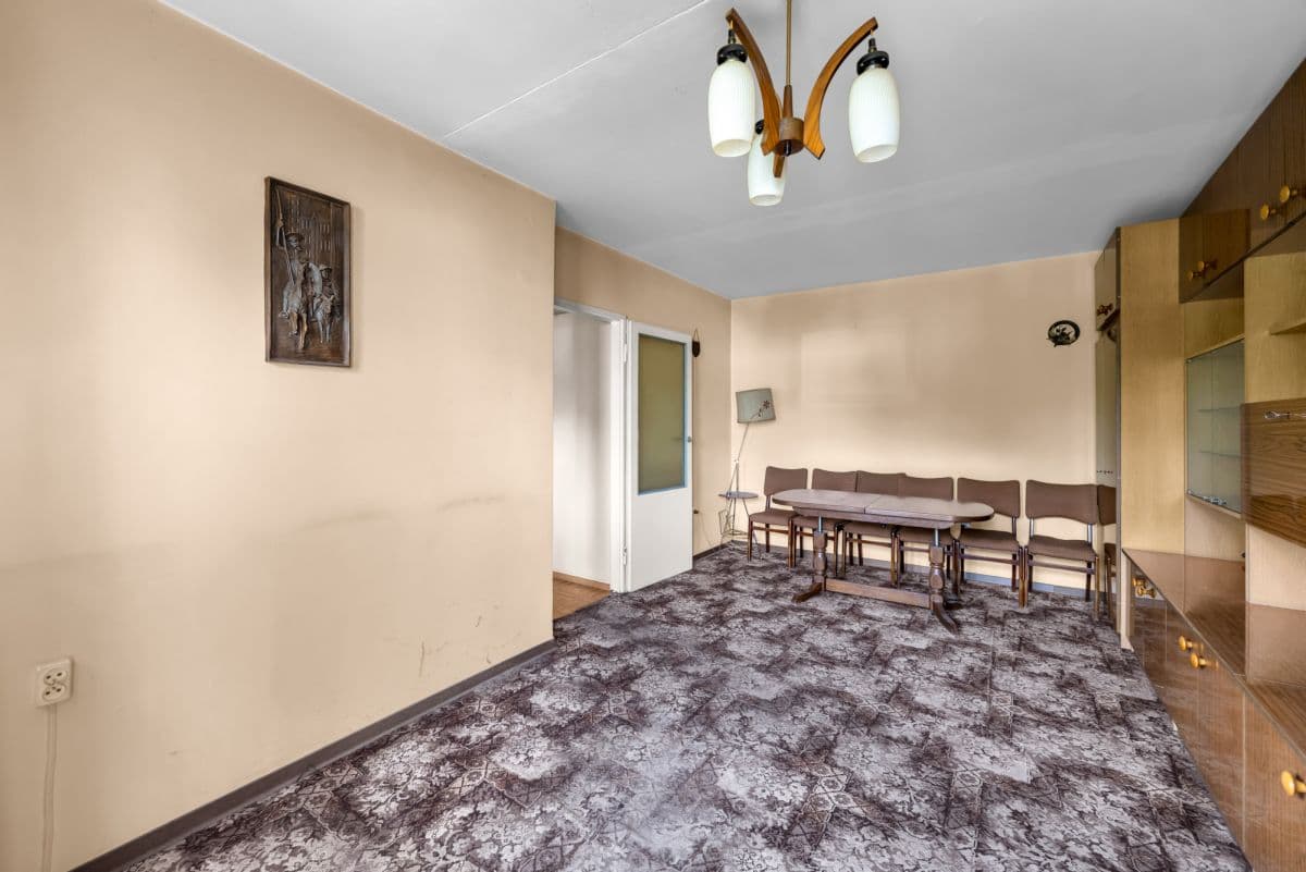 Renovation-ready apartment in tranquil Bielany – 7