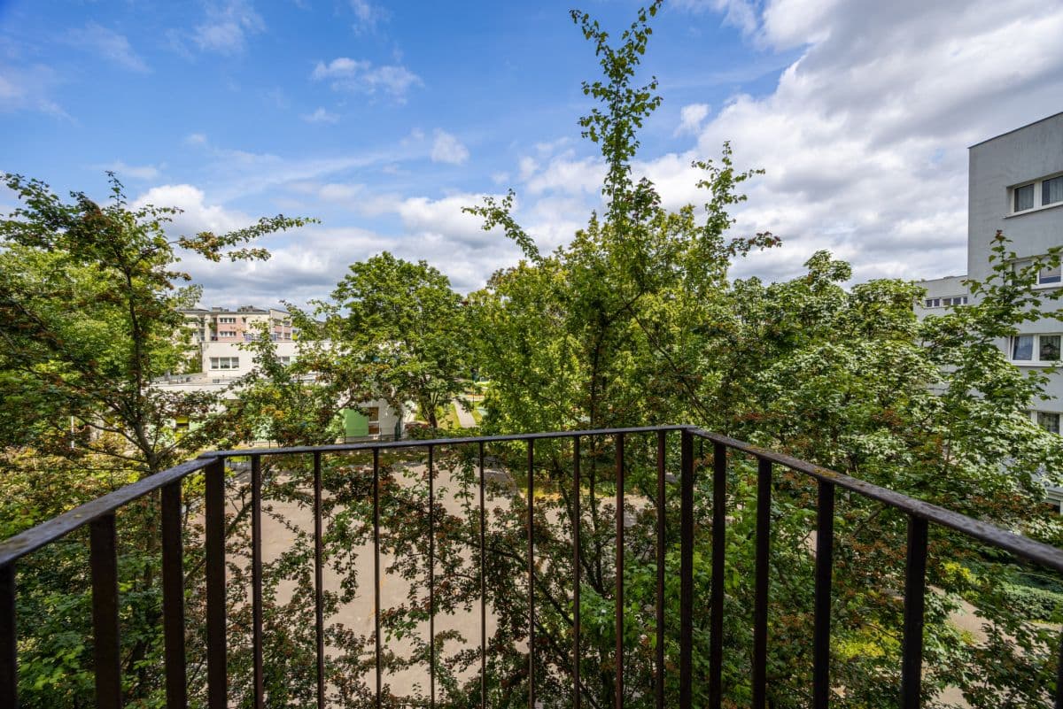 Renovation-ready apartment in tranquil Bielany – 8