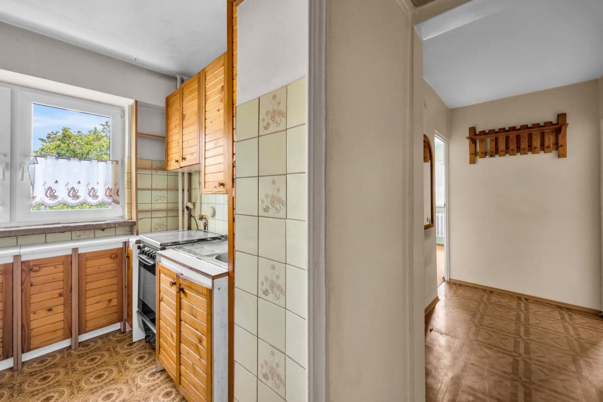 Renovation-ready apartment in tranquil Bielany – 10