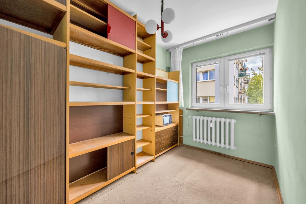 Renovation-ready apartment in tranquil Bielany – 12