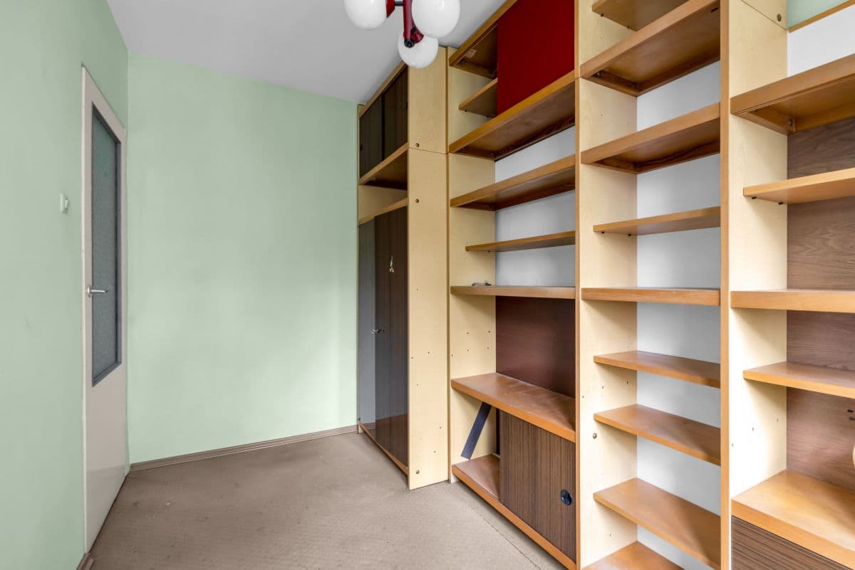 Renovation-ready apartment in tranquil Bielany – 13