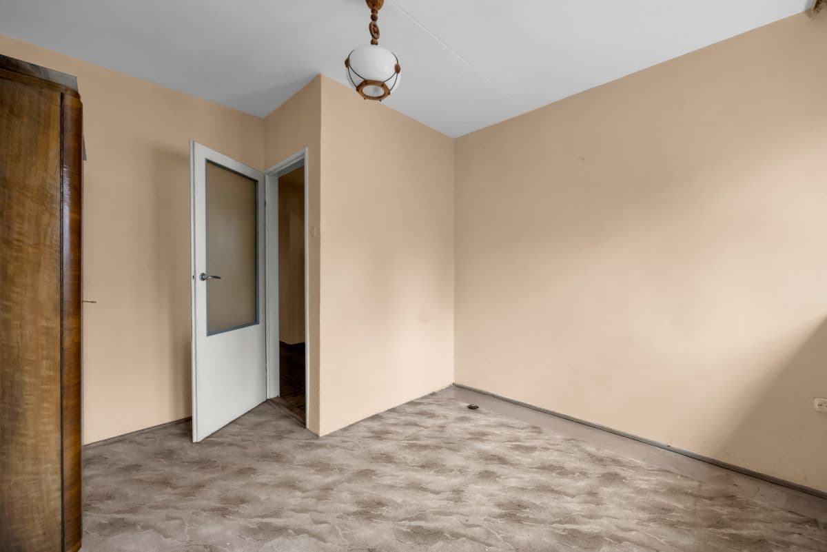 Renovation-ready apartment in tranquil Bielany – 16