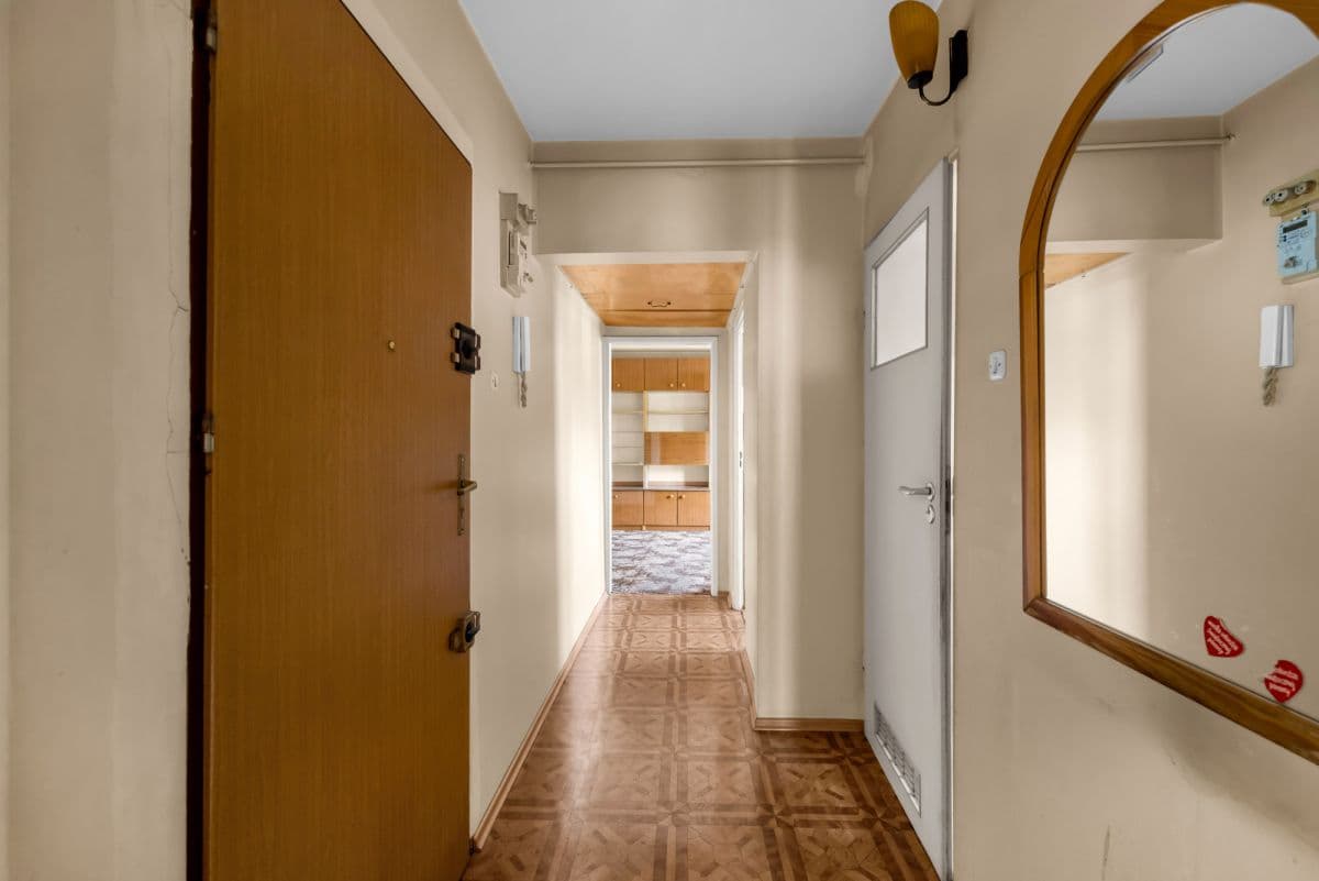 Renovation-ready apartment in tranquil Bielany – 17