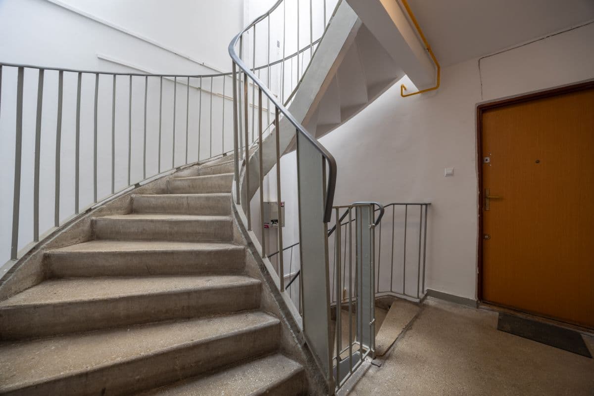 Renovation-ready apartment in tranquil Bielany – 19
