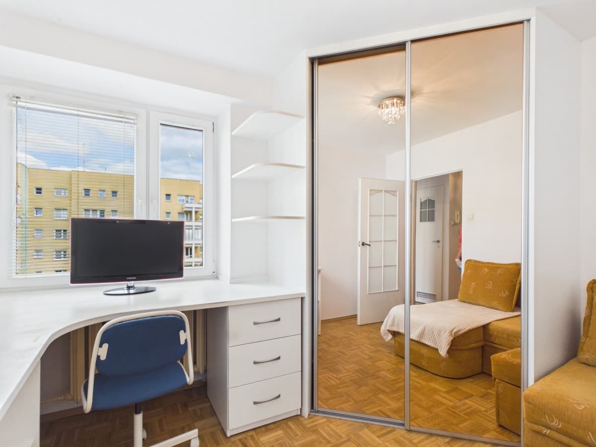 Spacious 3-room flat in green Żoliborz locale – 10