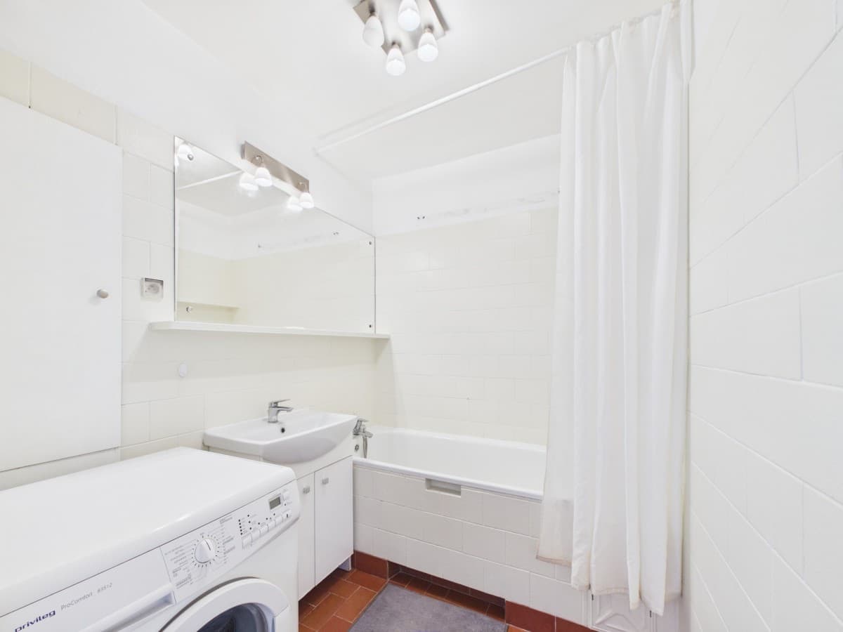 Spacious 3-room flat in green Żoliborz locale – 15