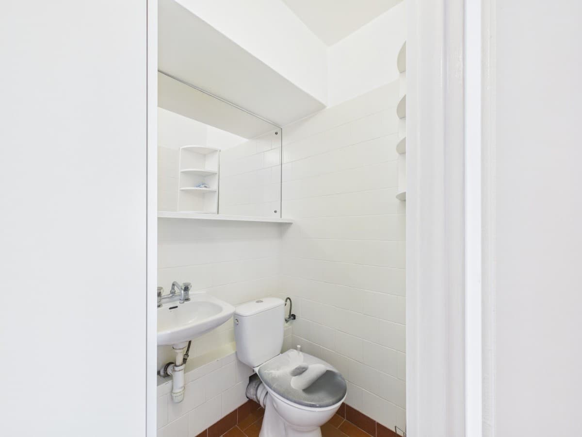 Spacious 3-room flat in green Żoliborz locale – 18