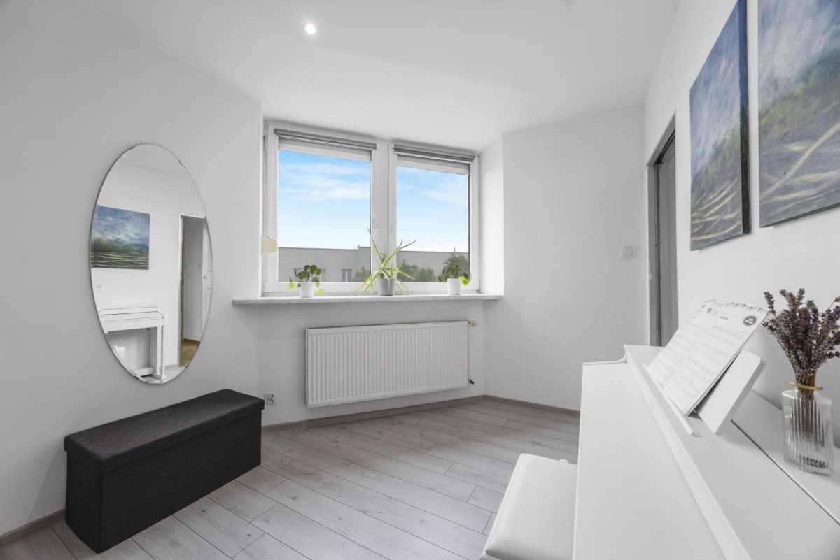 Spacious 3-room apartment with loggia in Bemowo – 10