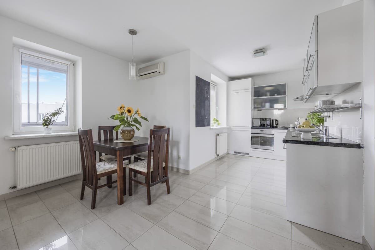 Spacious 3-room apartment with loggia in Bemowo – 5