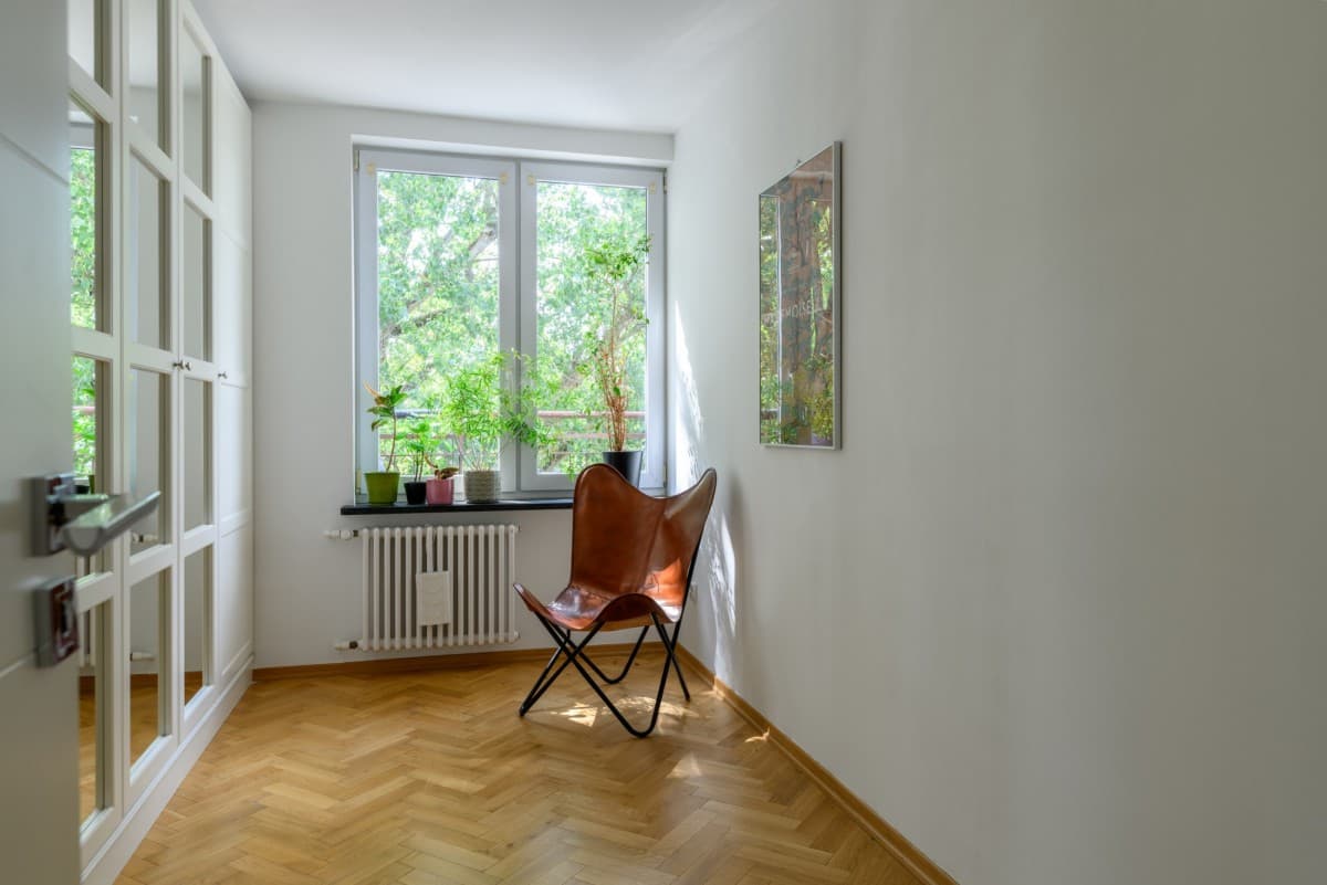 Light-filled top-floor apartment with panoramic tree views – 4