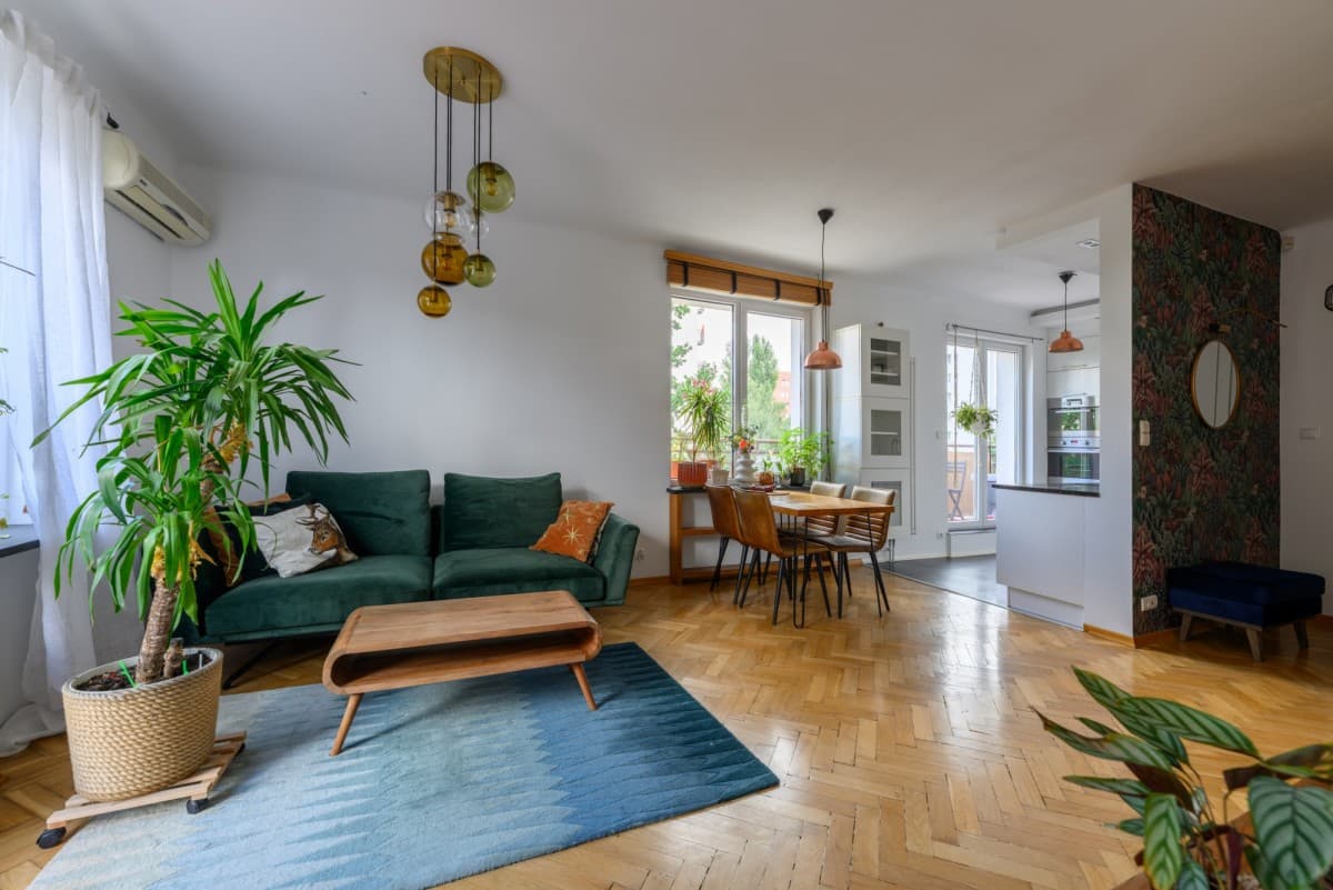 Light-filled top-floor apartment with panoramic tree views – 5