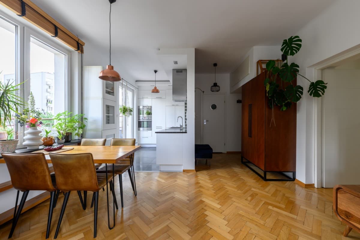 Light-filled top-floor apartment with panoramic tree views – 6