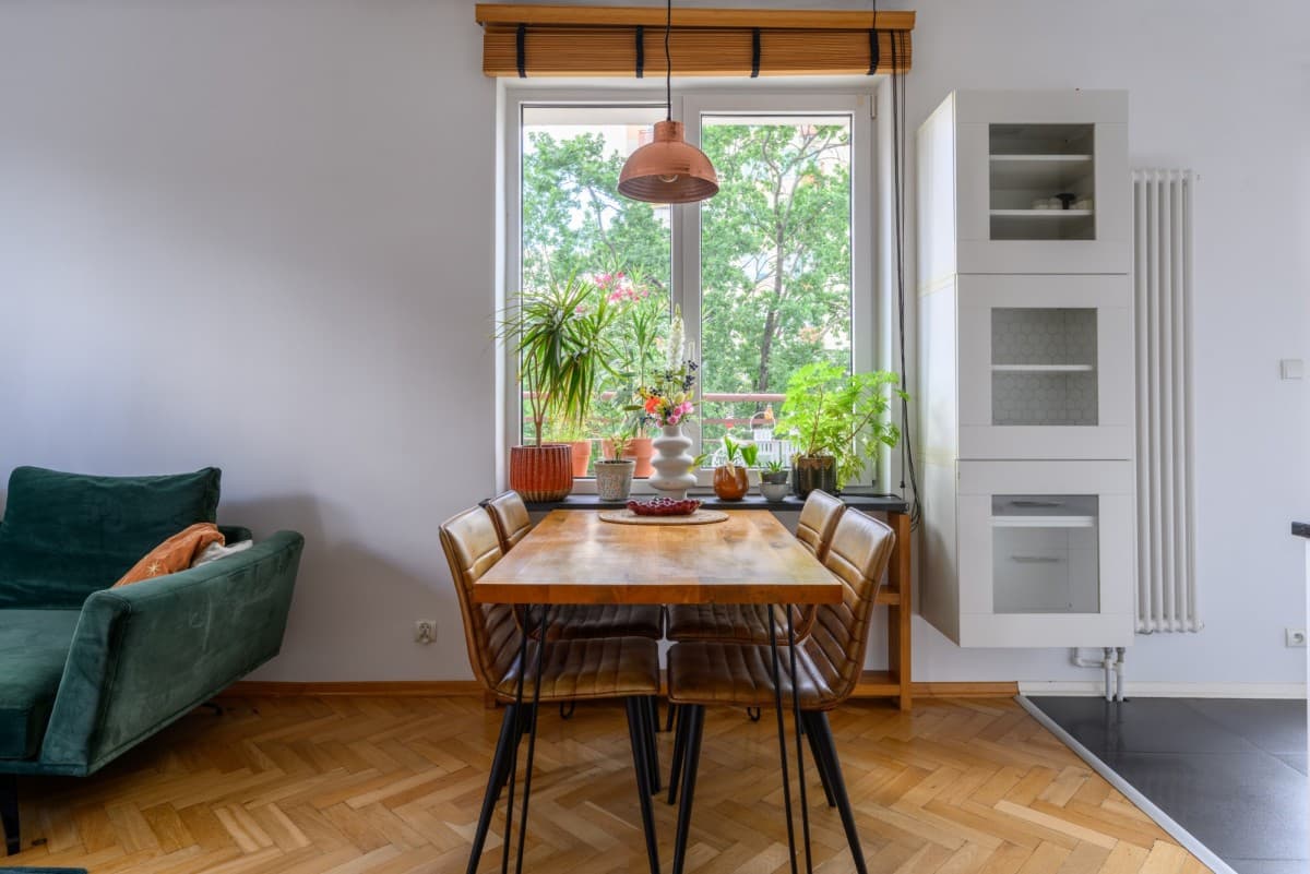 Light-filled top-floor apartment with panoramic tree views – 9