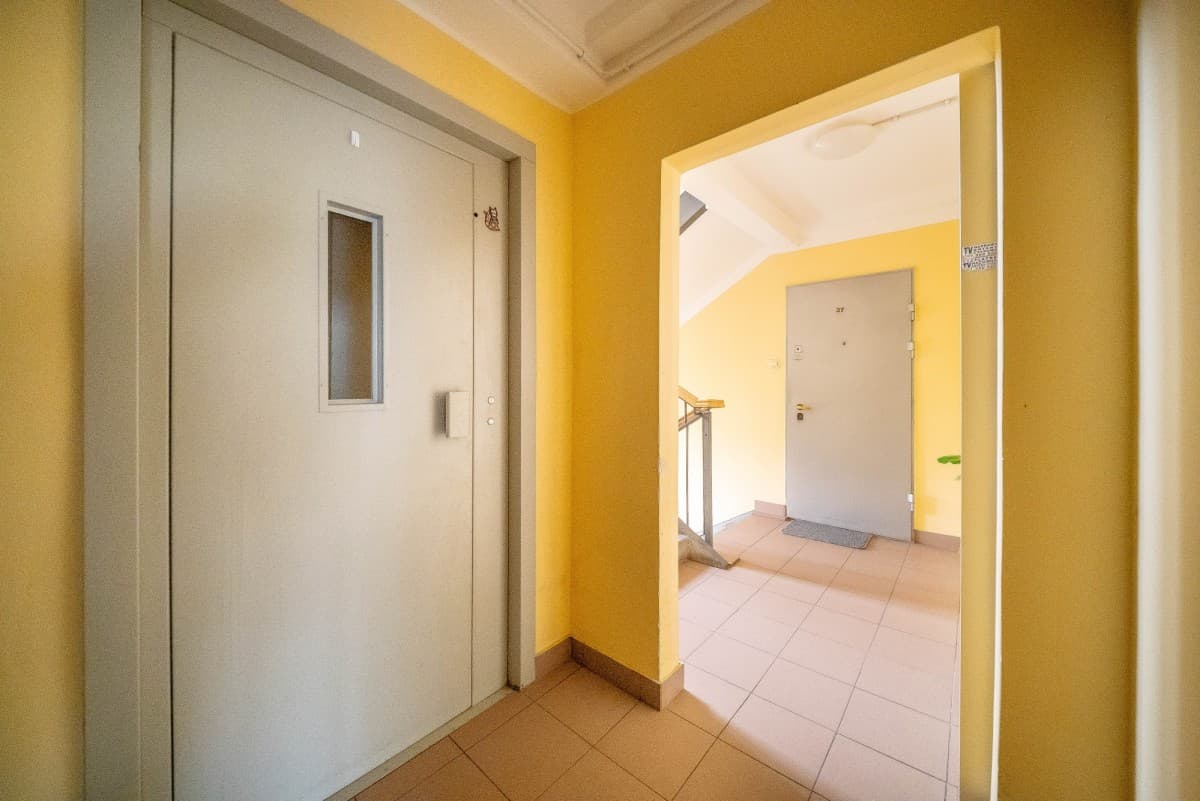 Spacious 4-room apartment near Bemowo Metro – 22