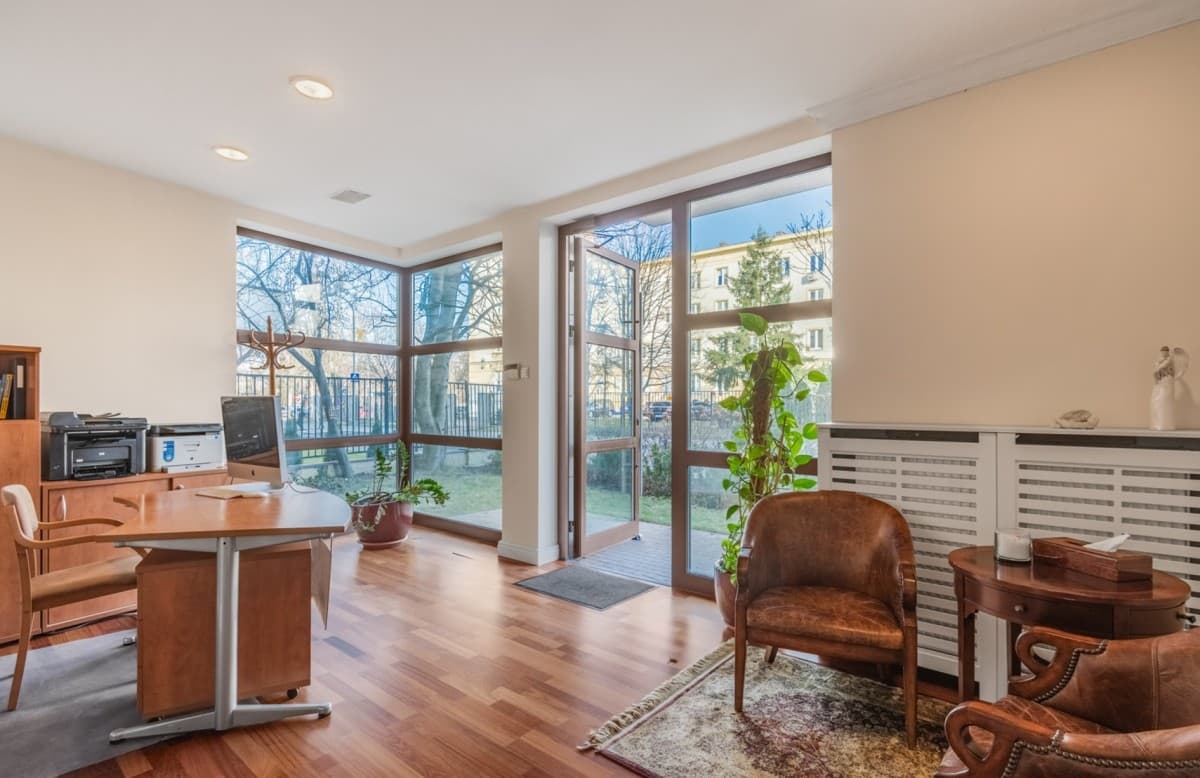Modern office space with separate street access – 2
