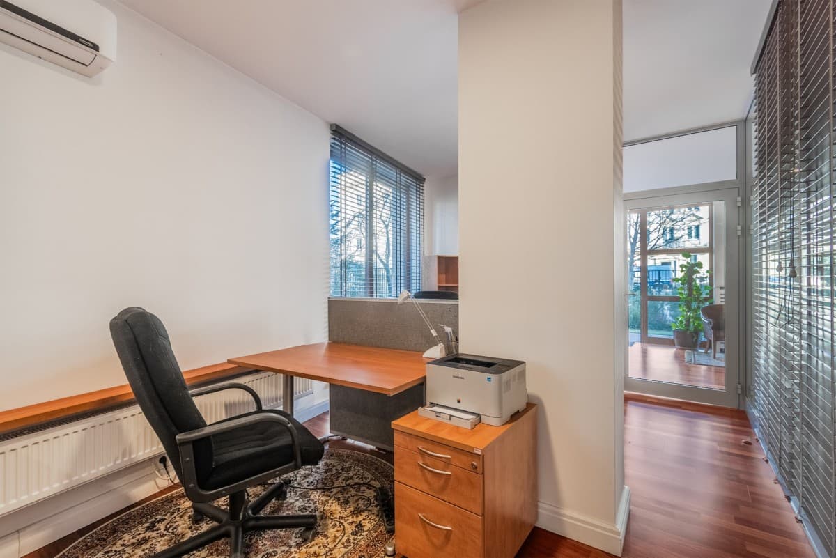 Modern office space with separate street access – 7