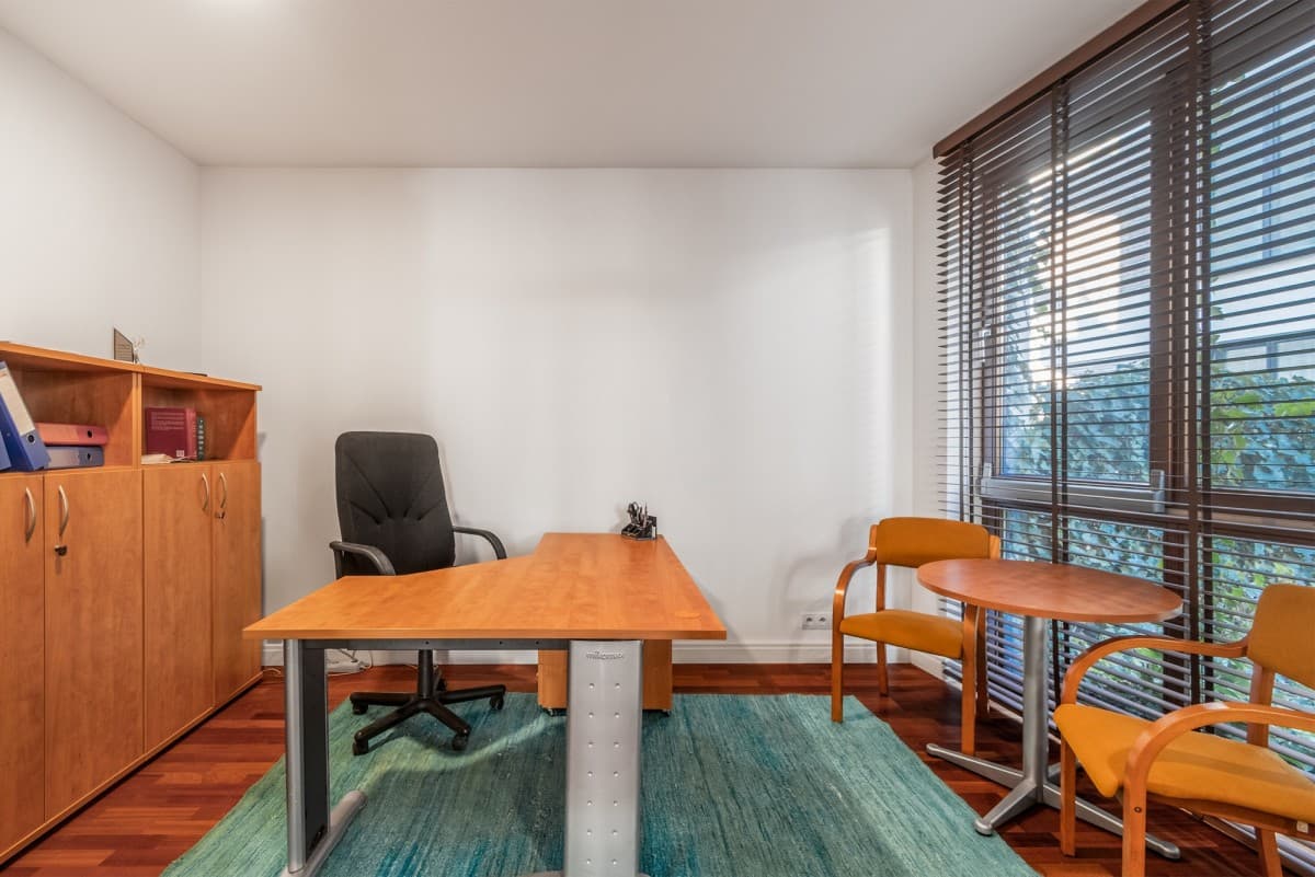 Modern office space with separate street access – 8