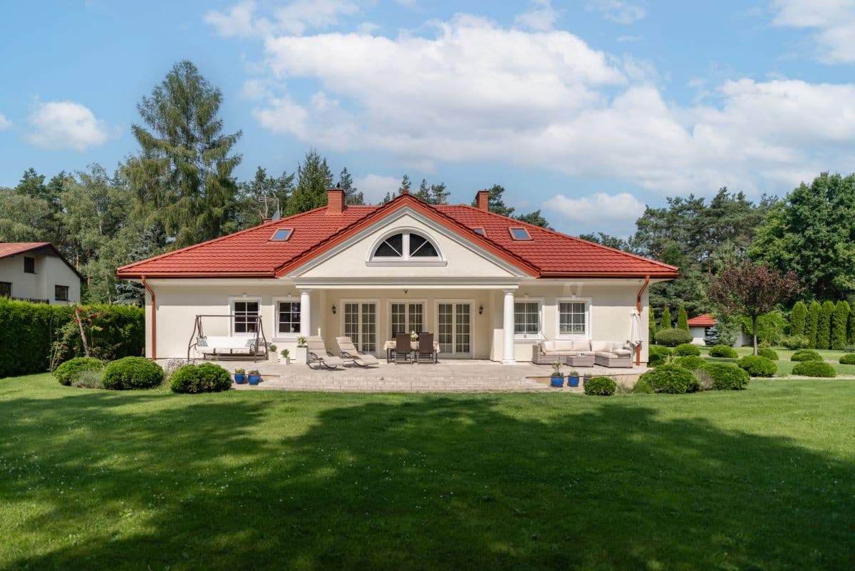 Elegant manor house set in lush forest – 2