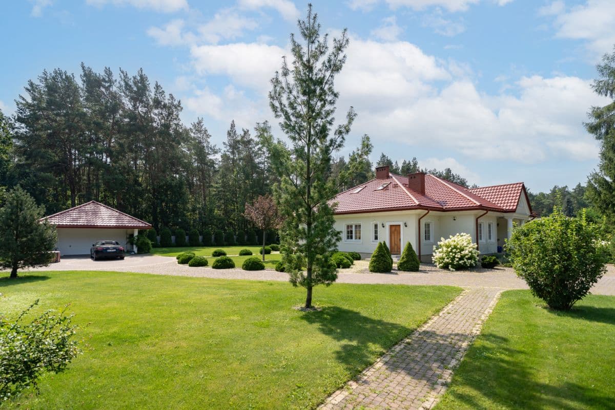 Elegant manor house set in lush forest – 22