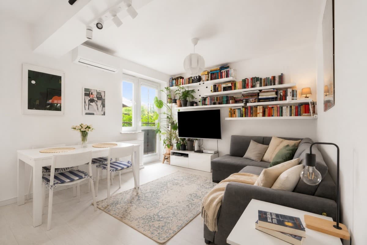 Spacious 3-room apartment with 2 balconies in Włochy – 1