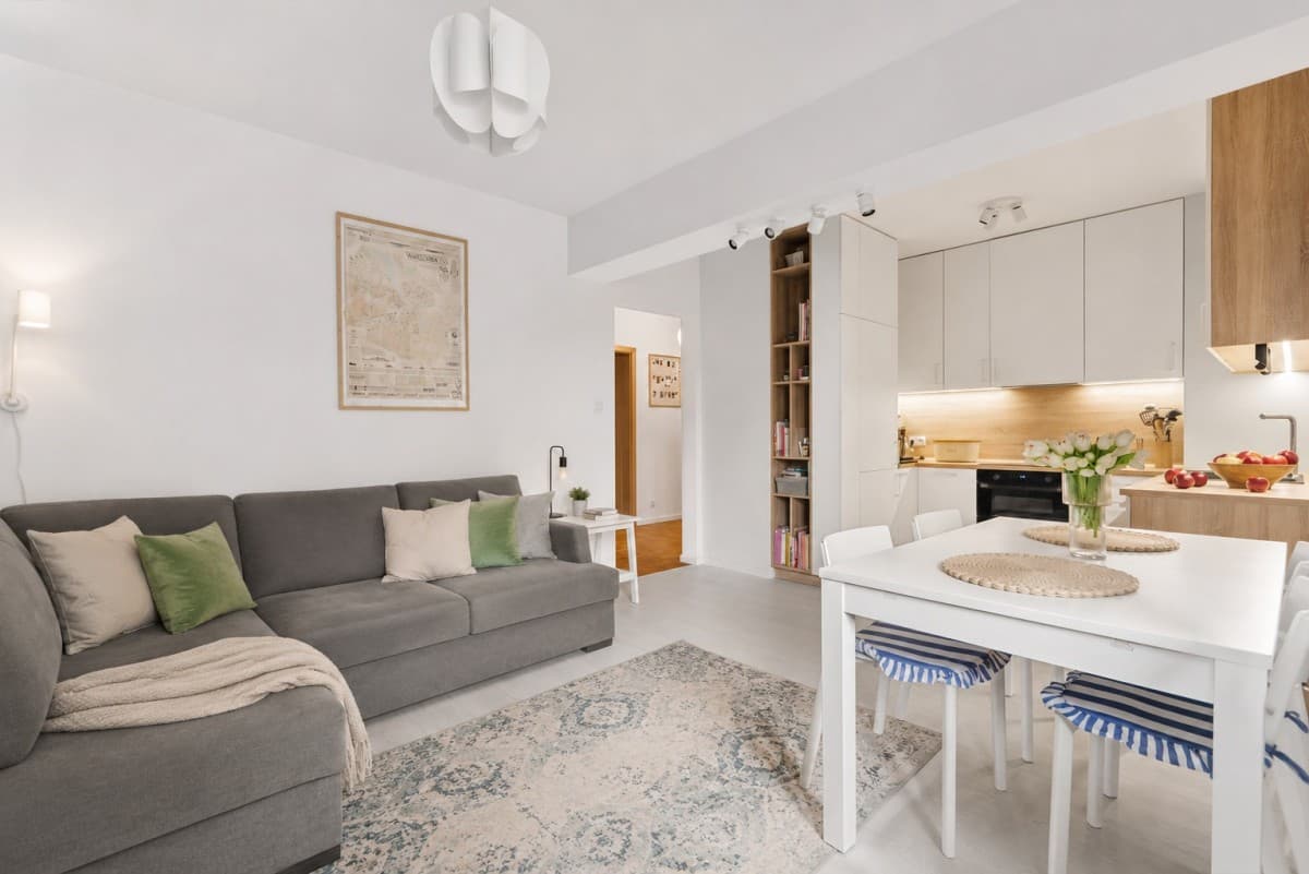 Spacious 3-room apartment with 2 balconies in Włochy – 2