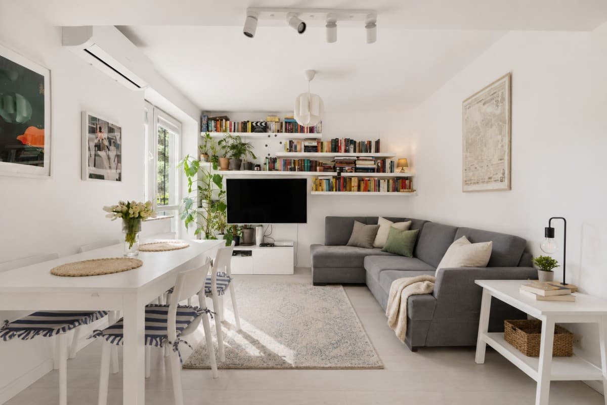 Spacious 3-room apartment with 2 balconies in Włochy – 3