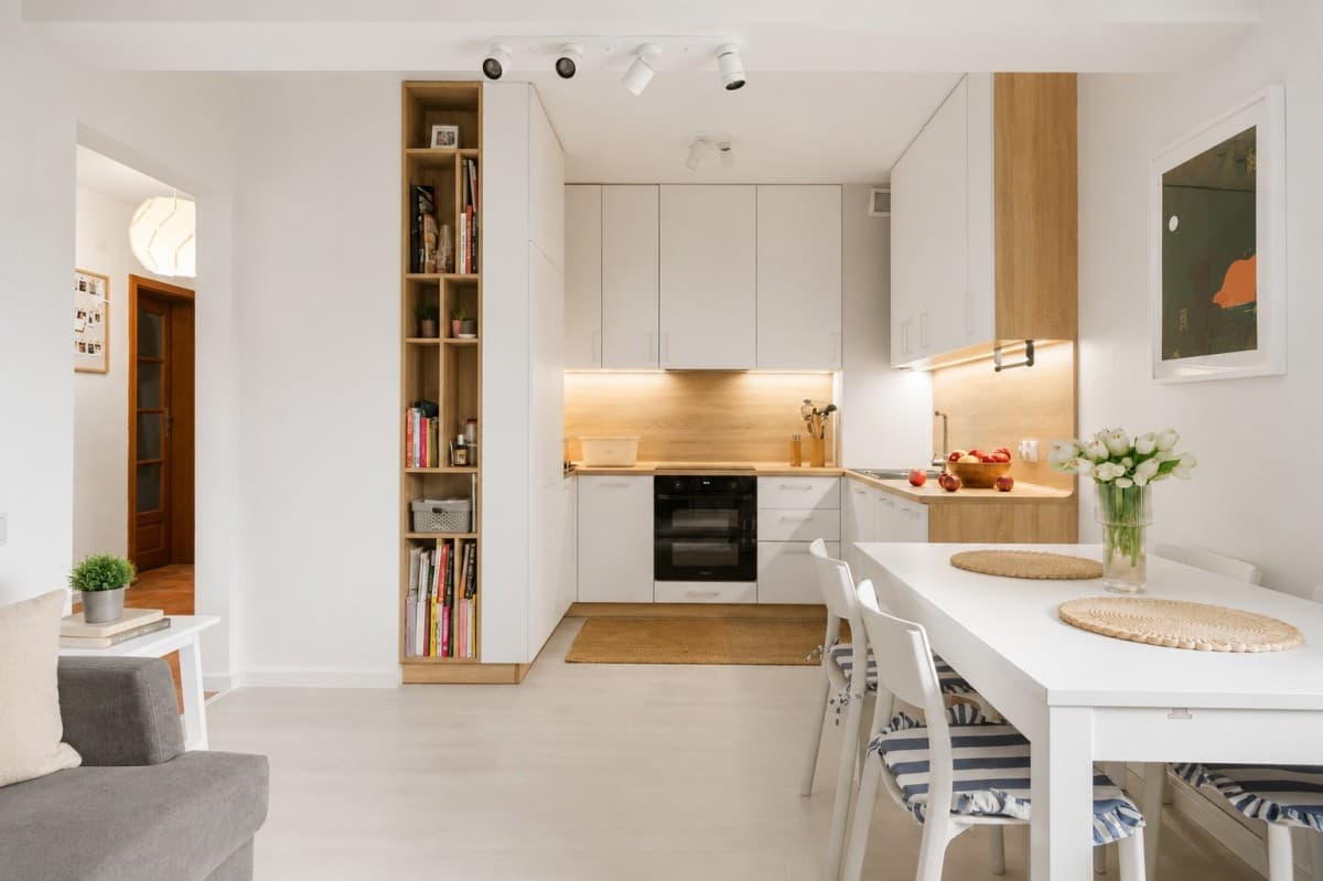 Spacious 3-room apartment with 2 balconies in Włochy – 4