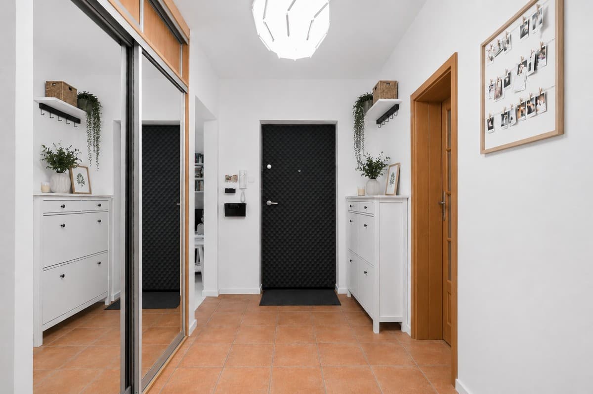 Spacious 3-room apartment with 2 balconies in Włochy – 10