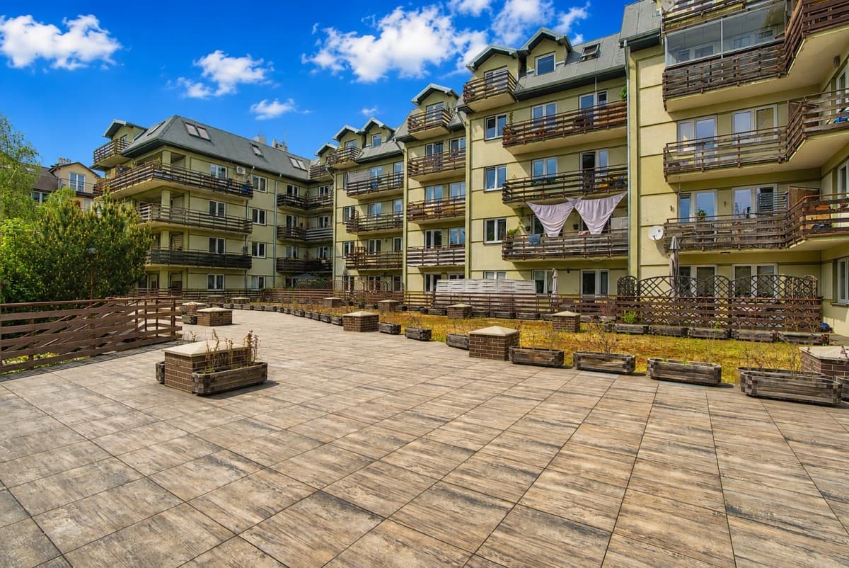 Spacious 3-room apartment with 2 balconies in Włochy – 17