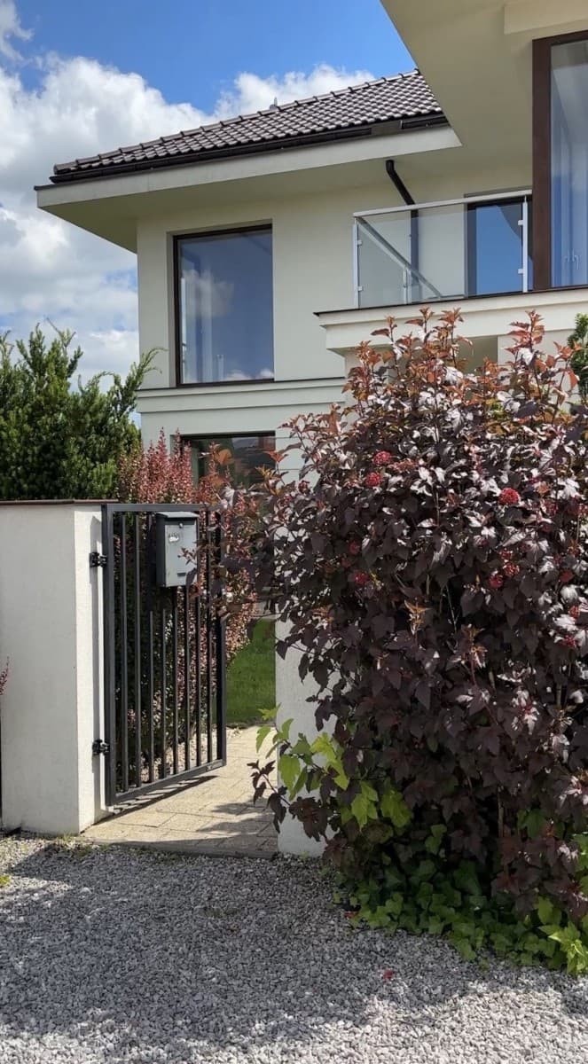 Elegant home with garden near American School – 2