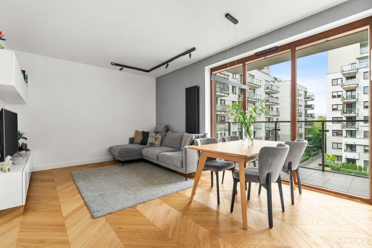 Stylish, renovated 3-room apartment with balcony – 1
