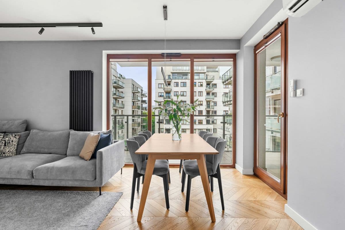 Stylish, renovated 3-room apartment with balcony – 2